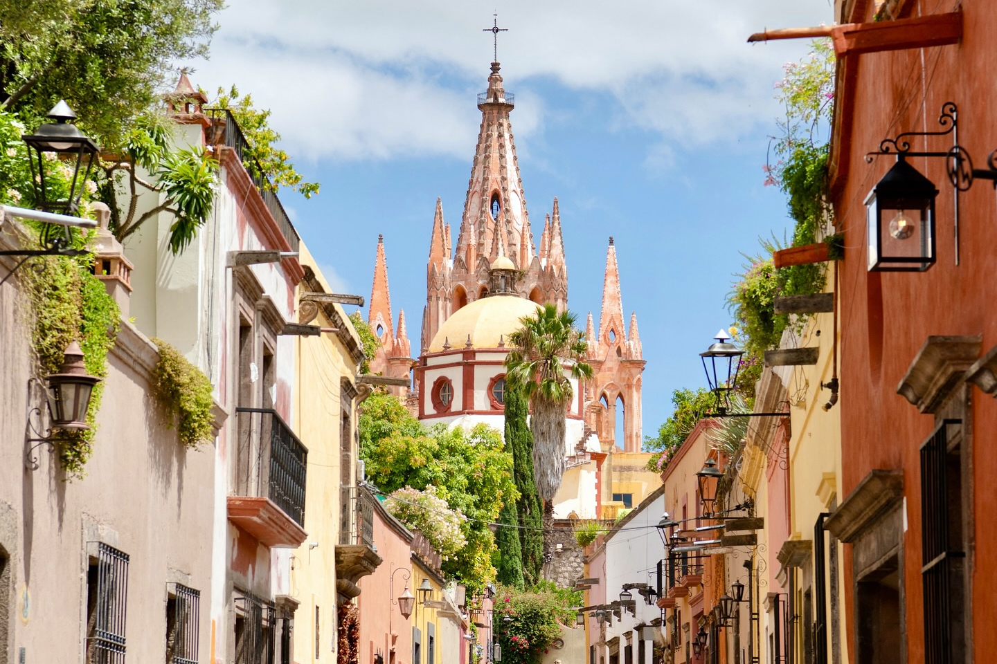 Calle típica de San Miguel de Allende con la Parroquia de fondo